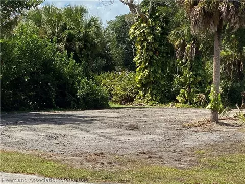 501 N Riverside Dr, Moore Haven, FL 33471