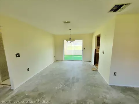 425 Cherry Tree Dr, Sebring, FL 33876 photo 4