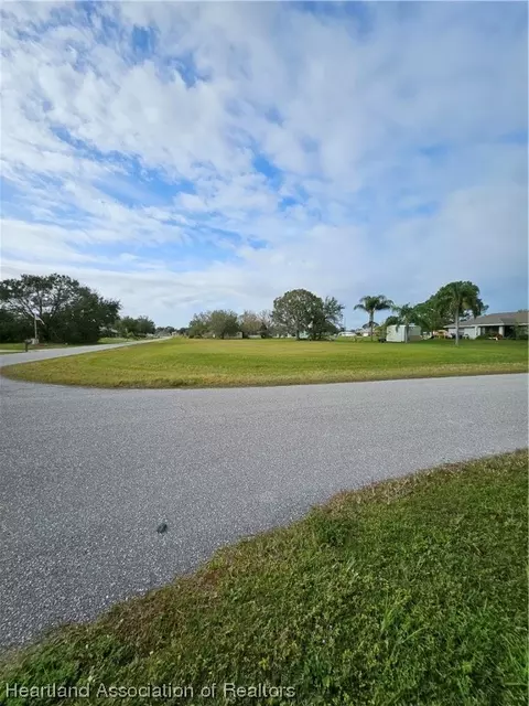 600 Holly Dr, Sebring, FL 33876