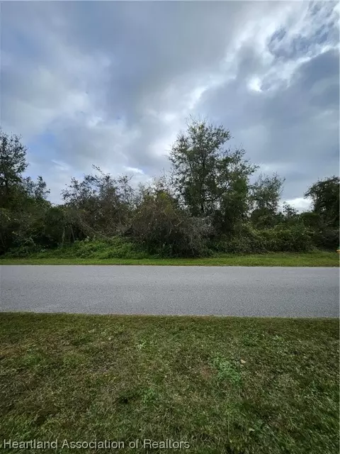 5608 Thunder Rd, Sebring, FL 33876