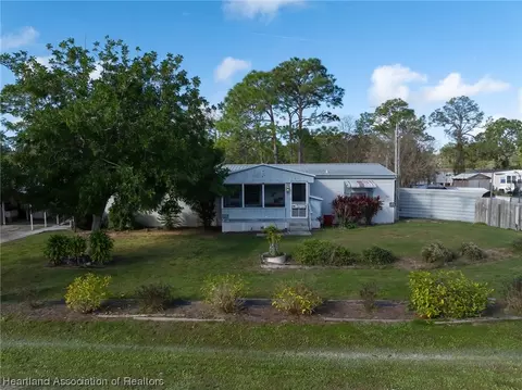 203 E Maxanna Blvd, Sebring, FL 33875 photo 2
