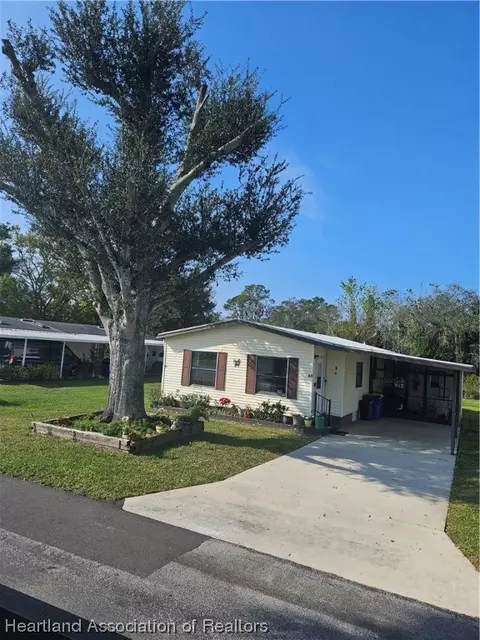 48 Venetian Pkwy, Lake Placid, FL 33852