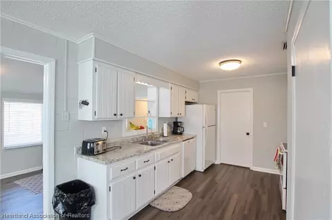 Kitchen - 1144 Lisa Ln, Okeechobee, FL 34974 photo 2 of 4