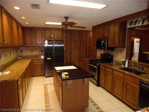 Kitchen - 6305 Snell Rd, Bartow, FL 33830 photo 2 of 3