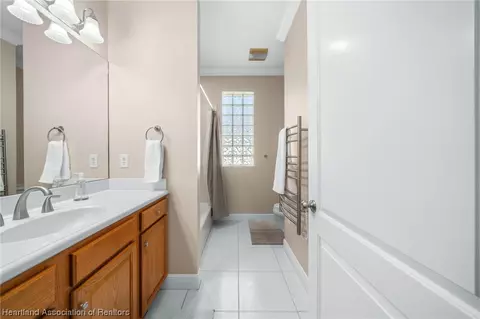 Bath - 3875 Enchanted Oaks Ln, Sebring, FL 33875 photo 4 of 5