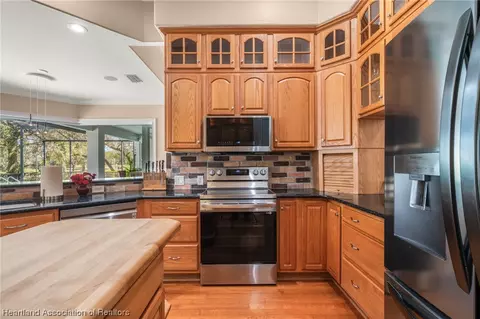 Kitchen - 3875 Enchanted Oaks Ln, Sebring, FL 33875 photo 3 of 6