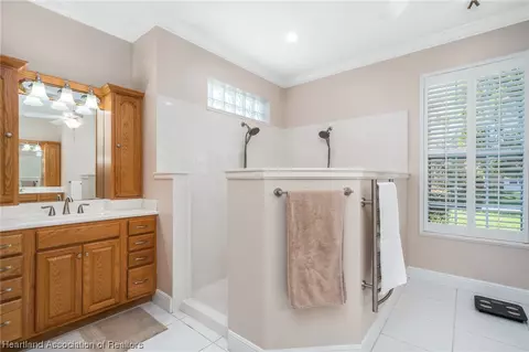 Bath - 3875 Enchanted Oaks Ln, Sebring, FL 33875 photo 2 of 5