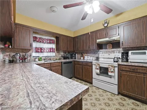 Kitchen - 3505 Platt Rd, Wauchula, FL 33873 photo 3 of 3