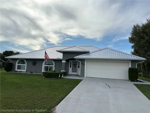 824 Woodside Pl, Sebring, FL 33876