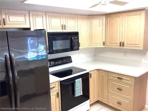 Kitchen - 500 Cherry Tree Dr, Sebring, FL 33876 photo 2 of 5