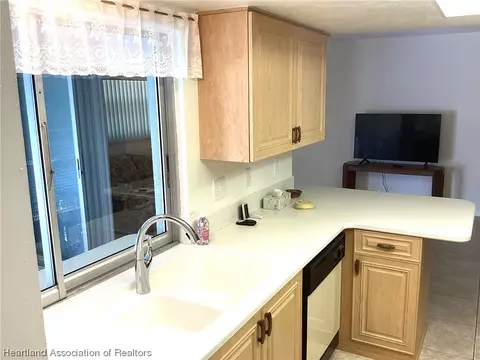 Kitchen - 500 Cherry Tree Dr, Sebring, FL 33876 photo 4 of 5