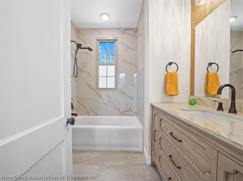 Bath - 1613 Pasadena Ave, Sebring, FL 33870 photo 3 of 4