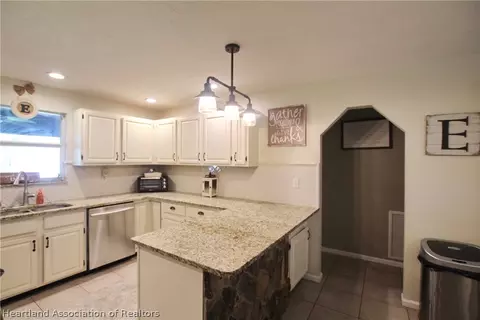 Kitchen - 400 SW 85th Ave, Okeechobee, FL 34974 photo 2 of 3