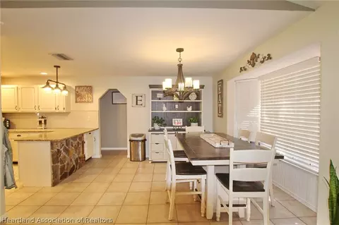 Dining - 400 SW 85th Ave, Okeechobee, FL 34974 photo 1 of 3