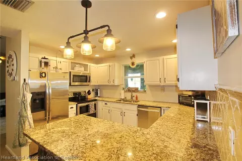 Kitchen - 400 SW 85th Ave, Okeechobee, FL 34974 photo 1 of 3