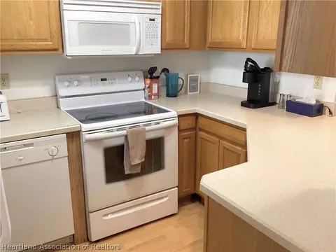 Kitchen - 3711 Edgewater Dr, Sebring, FL 33872 photo 1 of 2