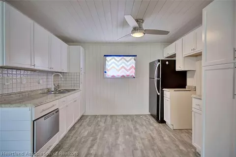 Kitchen - 419 E 9th St, Frostproof, FL 33843 photo 5 of 5
