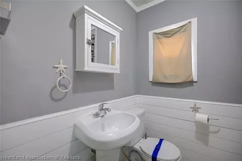 Bath - 419 E 9th St, Frostproof, FL 33843 photo 1 of 2