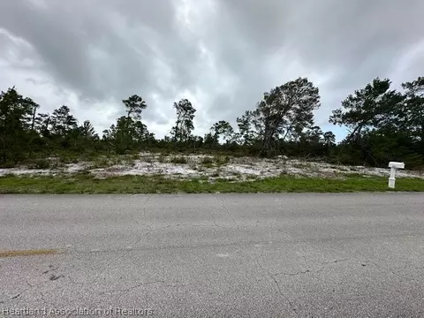 823 Lincoln Rd NE, Lake Placid, FL 33852
