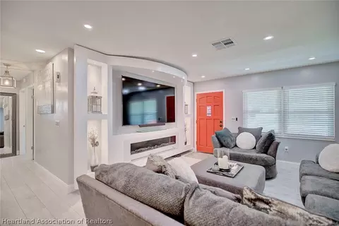 Living - 3517 Dolphin Dr, Sebring, FL 33870 photo 3 of 4