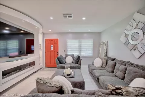 Living - 3517 Dolphin Dr, Sebring, FL 33870 photo 2 of 4