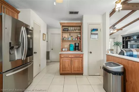 Kitchen - 600 Cherry Tree Dr, Sebring, FL 33876 photo 4 of 5