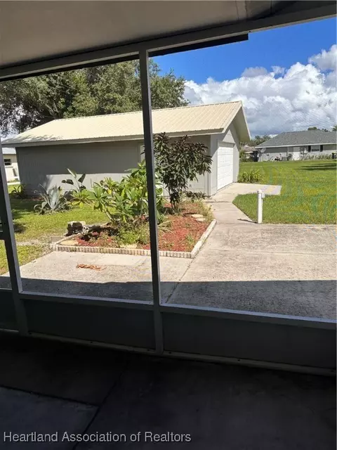 Exterior - 3245 Cedar Dr, Sebring, FL 33875 photo 5 of 9