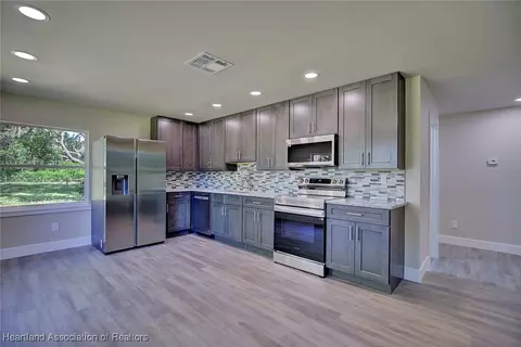 Kitchen - 3505 King Dr, Sebring, FL 33870 photo 4 of 5