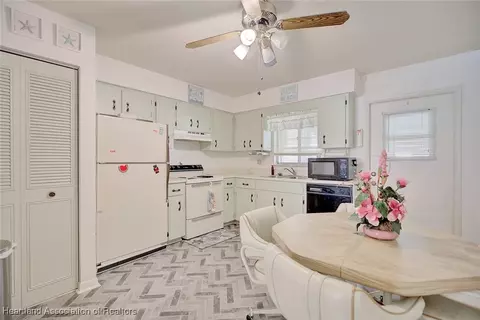 Kitchen - 3002 Spinks Rd, Sebring, FL 33870 photo 2 of 3