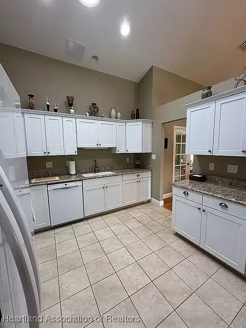 Kitchen - 4541 Vantage Cir, Sebring, FL 33872 photo 2 of 3