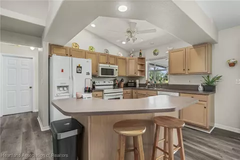 Kitchen - 3309 Golfview Rd, Sebring, FL 33875 photo 4 of 6