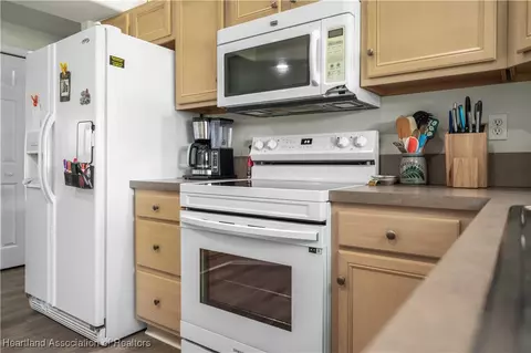 Kitchen - 3309 Golfview Rd, Sebring, FL 33875 photo 3 of 6