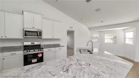 Kitchen - 3026 Marlin Dr, Sebring, FL 33870 photo 4 of 5