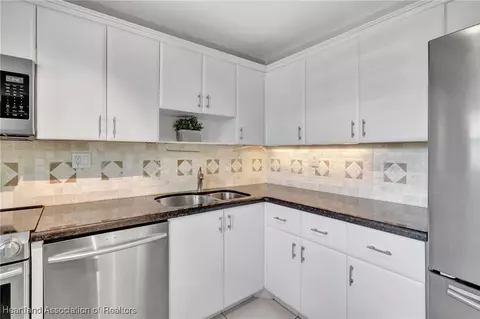 Kitchen - 3100 N Course Ln, Pompano Beach, FL 33069 photo 3 of 4