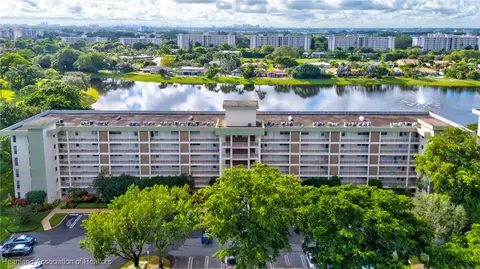 View/Area - 3100 N Course Ln, Pompano Beach, FL 33069 photo 1 of 9
