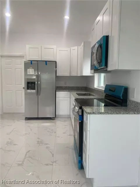 Kitchen - 301 Tanager Ave, Sebring, FL 33872 photo 2 of 4