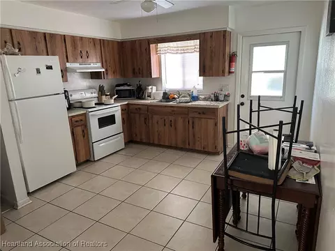 Kitchen - 3010 Spinks Rd, Sebring, FL 33870 photo 2 of 2