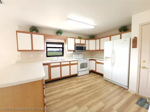 Kitchen - 1904 Villaway E, Sebring, FL 33876 photo 1 of 2