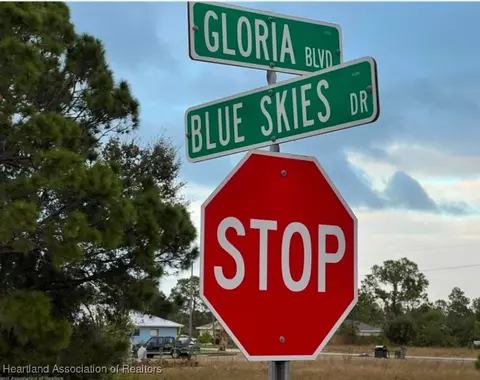 574 Blue Skies Dr, Lake Placid, FL 33852