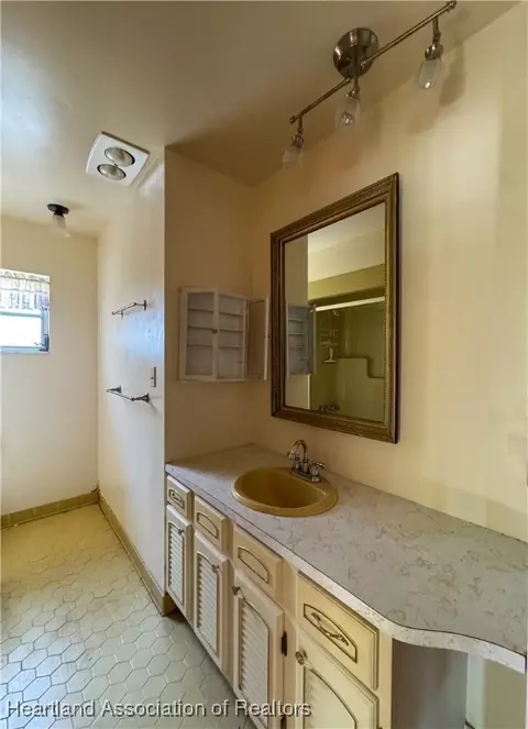 Bath - 812 Golfside Ln, Sebring, FL 33870 photo 1 of 2