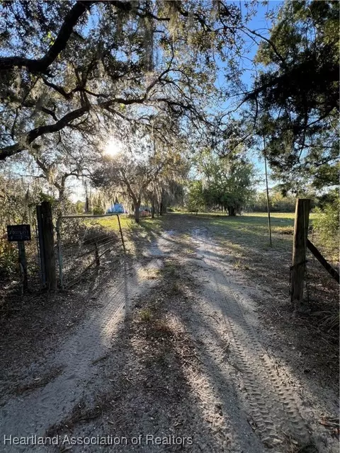 208 Henscratch Rd, Lake Placid, FL 33852