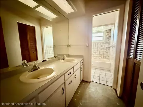 Bath - 740 Killarney Dr, Sebring, FL 33870 photo 1 of 2