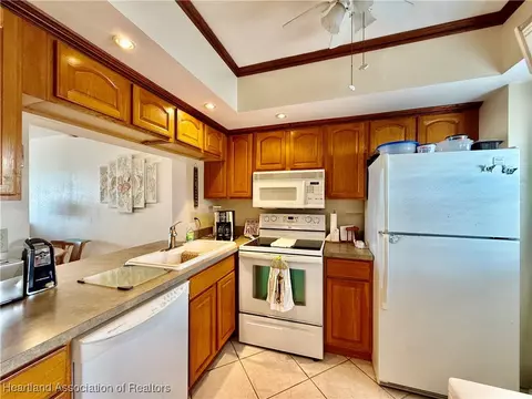 Kitchen - 2131 Lakeview Drive 308, Sebring, FL 33870 photo 2 of 2