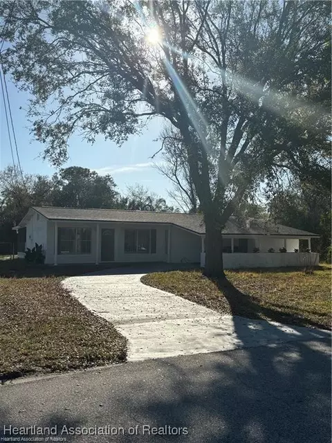 1619 Chatsworth St, Lake Placid, FL 33852