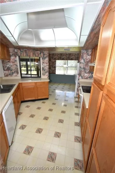 Kitchen - 2936 Sugar Pine Cir, Sebring, FL 33872 photo 2 of 4