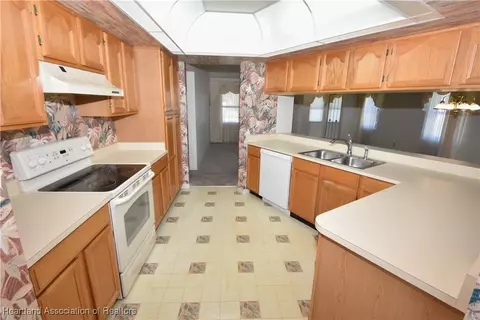 Kitchen - 2936 Sugar Pine Cir, Sebring, FL 33872 photo 3 of 4