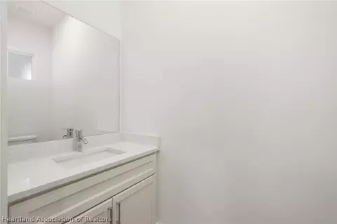 Bath - 2800 Monza Dr, Sebring, FL 33872 photo 2 of 9