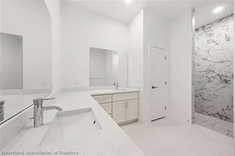 Bath - 2800 Monza Dr, Sebring, FL 33872 photo 3 of 9