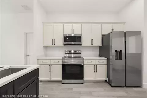 Kitchen - 2800 Monza Dr, Sebring, FL 33872 photo 3 of 7