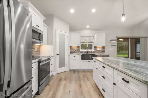 Kitchen - 6829 San Bruno Dr, Sebring, FL 33872 photo 3 of 5